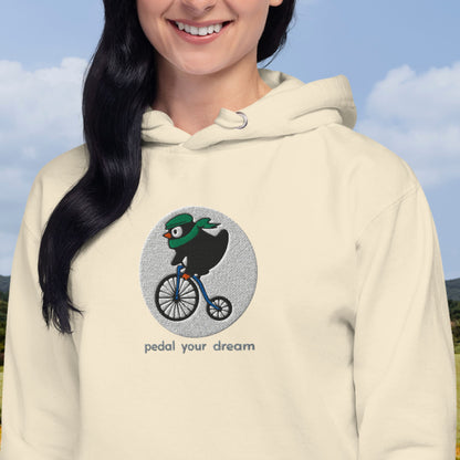 Maskierter Pinguin auf dem Fahrrad – Bestickter Unisex-Hoodie