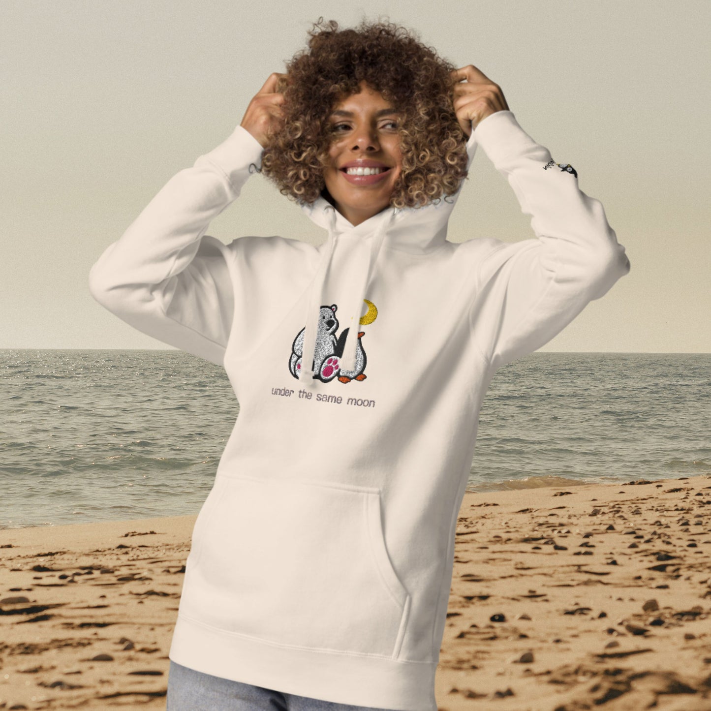 Eisbär & Pinguin im Mondlicht – Bestickter Unisex-Hoodie