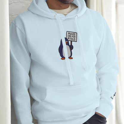 Rebellischer Pinguin mit Haltung – Bestickter Unisex-Hoodie