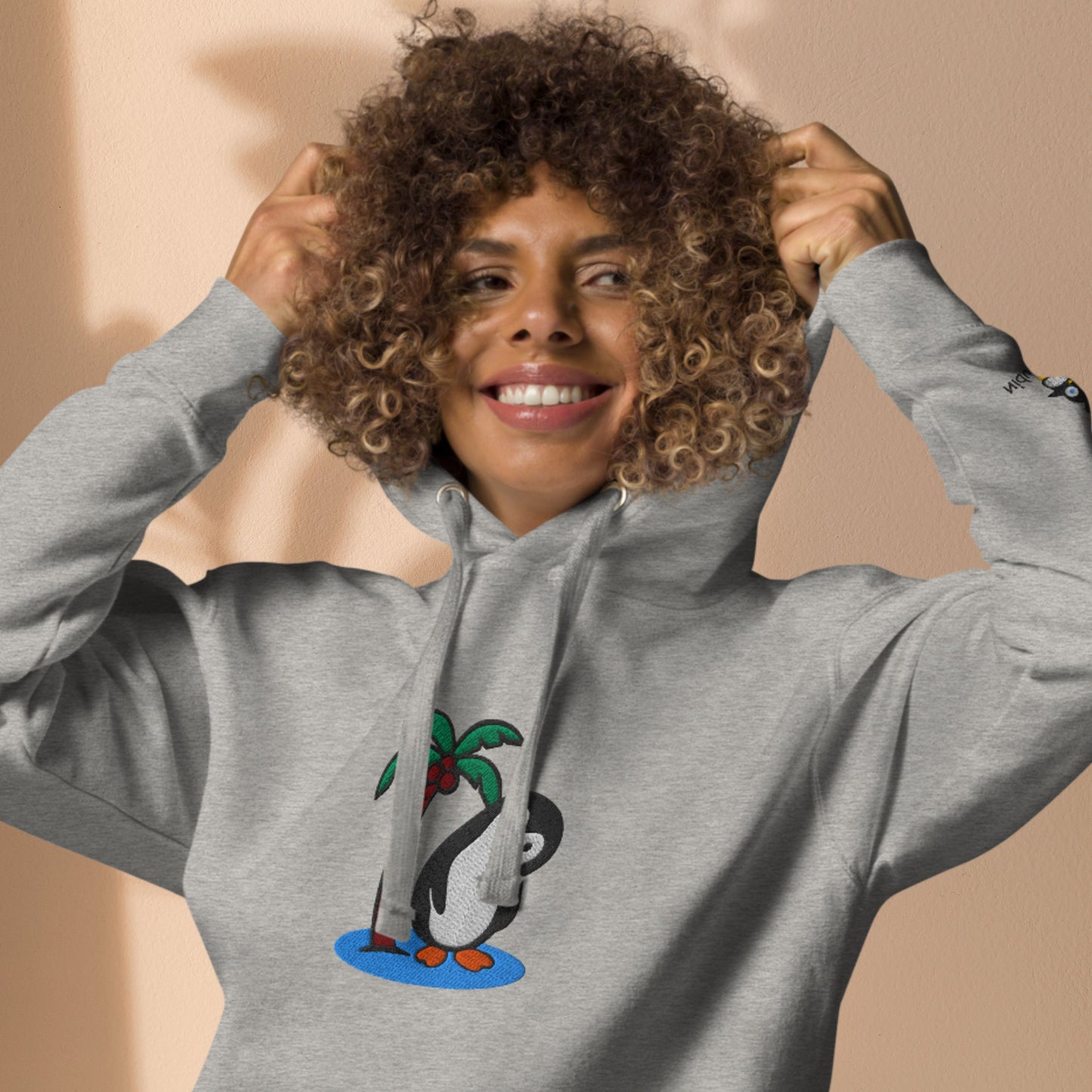 Tropischer Pinguin-Flucht – Bestickter Unisex-Hoodie